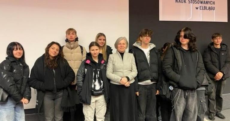 Uczniowie z IV LO na wykładzie z psychologii