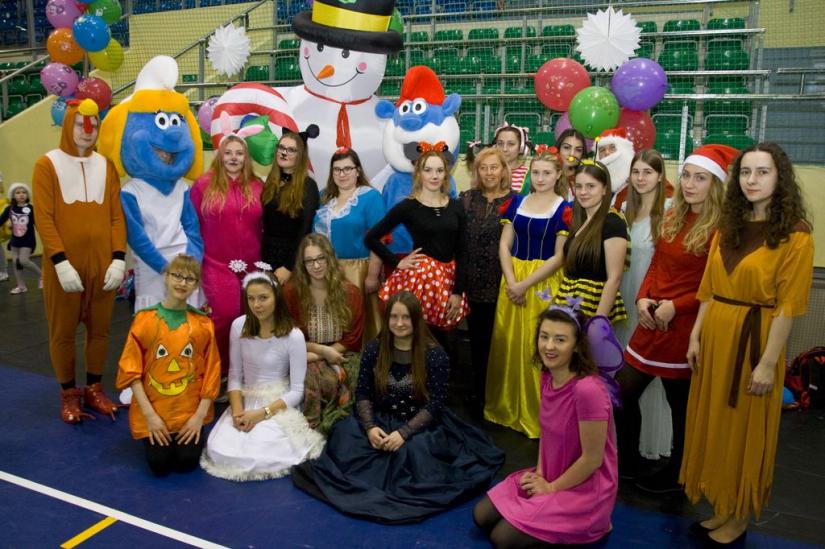 25 studentów bawiło 1200 dzieci podczas miejskich Mikołajek