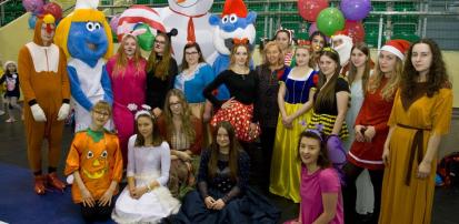25 studentów bawiło 1200 dzieci podczas miejskich Mikołajek