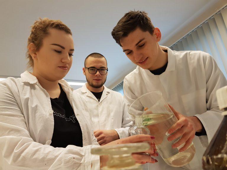 Technicy odlewnicy w laboratorium chemicznym PWSZ