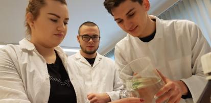 Technicy odlewnicy w laboratorium chemicznym PWSZ