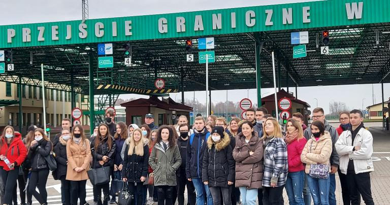 Studenci IE na przejściu granicznym w Grzechotkach