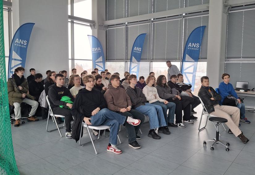 Wizyta przyszłych technik&oacute;w informatyk&oacute;w ZSM w pracowniach IIS ANS