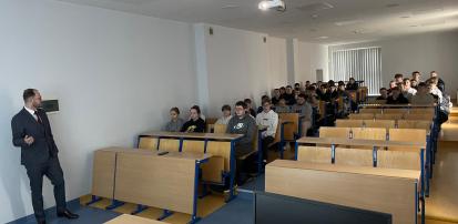 Uczniowie poznali kluczowe aspekty budowy oraz rozwoju dystrybucji systemów serwerowych