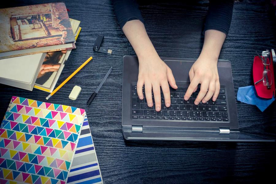 Pracuj i bezpłatnie studiuj