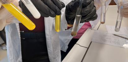 Uczniowie Zespołu Szkół Technicznych w laboratorium PWSZ w Elblągu