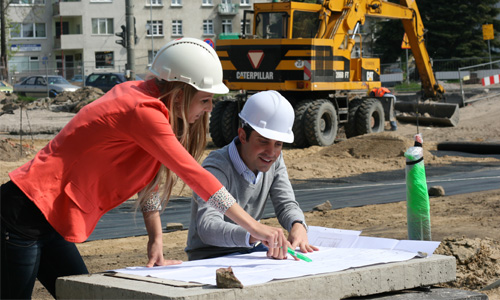 Studenci budownictwa na praktykach